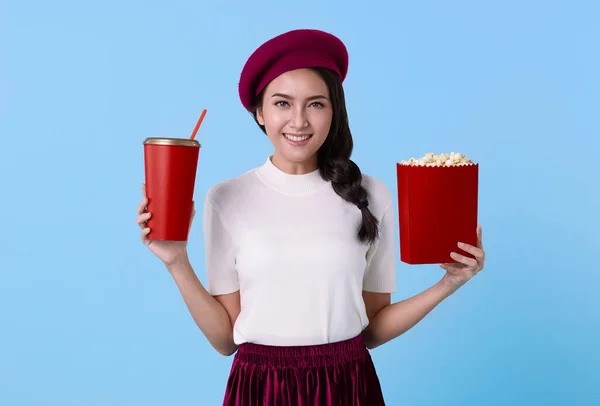 Lachend Jong Aziatisch Tienermeisje Kijkend Naar Film Met Emmer Popcorn — Stockfoto
