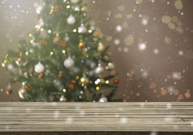 Noel ağacının önündeki boş masa dekorasyon arka planında. Ürün görüntüleme montajı için Noel tatili geçmişi