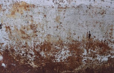 Paslı metal bir yüzeye yakın çekim, eski kahverengi boya ve sayısız çizik. Yıpranmış endüstriyel doku, grunge tasarımı, klasik arka plan ve sanatsal örtüler için ideal yaş, aşınma ve aşınma gösteriyor.