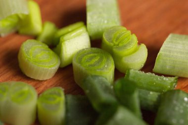 Yeşil soğan vitamini. Taze soğan C vitamini kaynağıdır. Salata için ince doğranmış yeşil soğan.