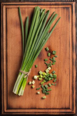 Tahtada kesilmiş soğan tüyleri.