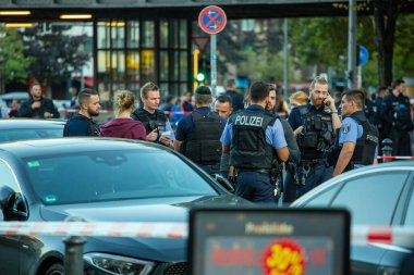 09 / 27 / 2018, Berlin, Almanya. Türkiye Cumhurbaşkanı Recep Tayyip Erdoğan 'ın resmi bir ziyaret için Almanya' da olduğu 27-29 Eylül 'de kentin sokaklarında polis.