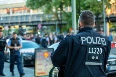 09 / 27 / 2018, Berlin, Almanya. Türkiye Cumhurbaşkanı Recep Tayyip Erdoğan 'ın resmi bir ziyaret için Almanya' da olduğu 27-29 Eylül 'de kentin sokaklarında polis.