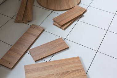 Dairenin mutfağındaki yerde yeni parçalanmış dolap.