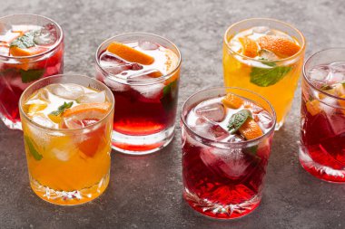 Yaz meyveli içecekler ve buzlu su, üst manzara.