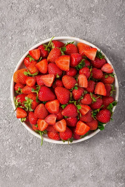 Reife Erdbeeren Schüssel Gesunde Ernährung Draufsicht Grauer Betonhintergrund — Stockfoto