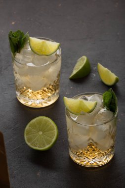 Koyu arkaplanda buzlu brendi ya da açık rom.