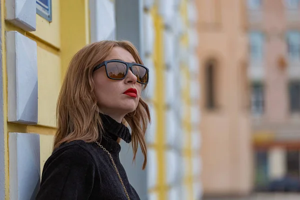 Menina Aparência Modelo Está Andando Longo Rua Uma Antiga Cidade — Fotografia de Stock