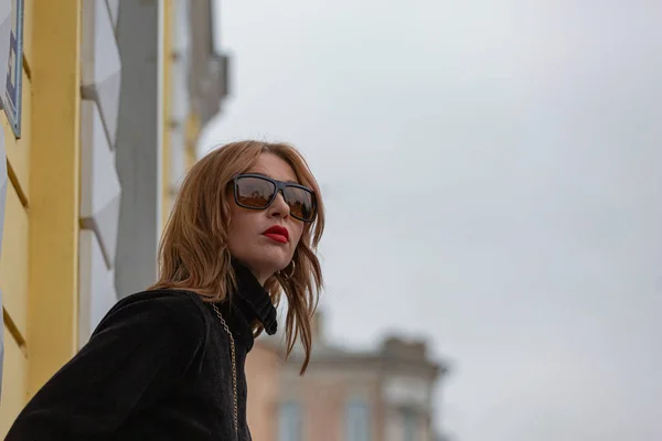 Menina Aparência Modelo Está Andando Longo Rua Uma Antiga Cidade — Fotografia de Stock