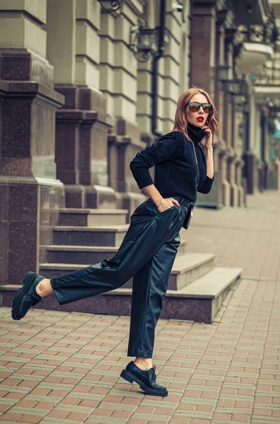 Gadis Cantik Dari Penampilan Model Berpose Jalan Kota Eropa — Stok Foto
