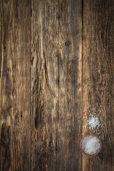 Sól na drewnianym tle z przestrzenią do kopiowania, widok z góry — Zdjęcie stockowe