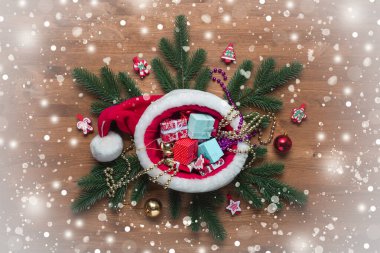 Yeni yıl hediyeleri köknar dalları ve düşen kar taneleri, üst görünüm