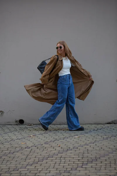 Schöne Blonde Modell Posiert Auf Der Straße Für Foto Shooting — Stockfoto