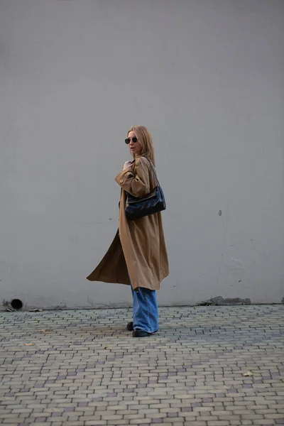 Schöne Blonde Modell Posiert Auf Der Straße Für Foto Shooting — Stockfoto