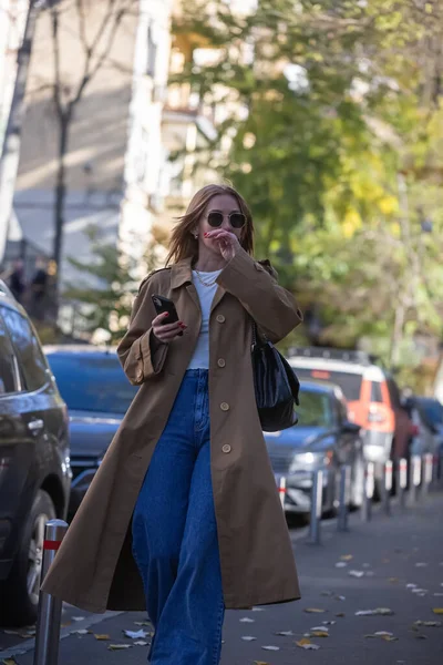 Jeune Femme Dans Une Longue Manteau Mode Marche Dans Ville — Photo