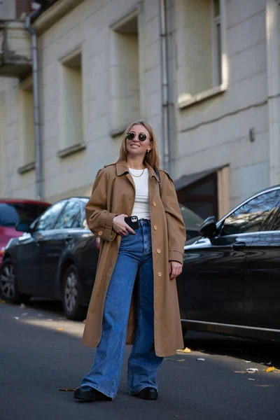 Young Woman Fashionable Long Coat Walks Autumn City — Stock Photo, Image