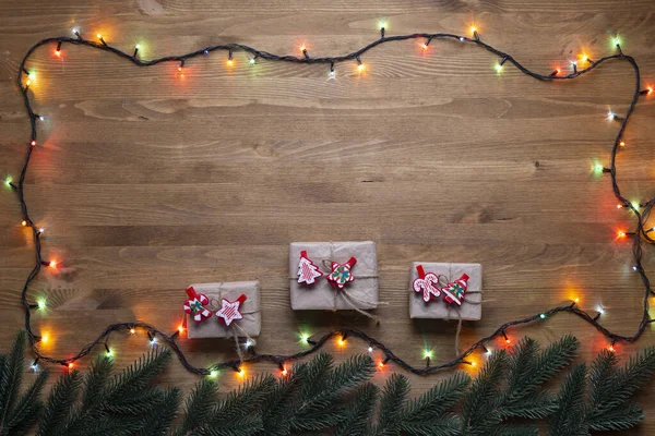선물로 크리스마스 컨셉이야 크리스마스 가지와 장식에 꾸며진 — 스톡 사진