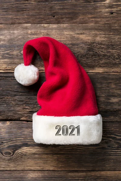 Ahşap Arka Planda Noel Baba Şapkası Noel Yeni Yıl — Stok fotoğraf
