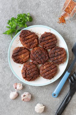 Pişirme Et Burgeri için İçindekiler taş zemin üzerinde kapatın