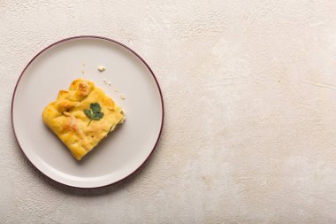 Meyveli ve etli ev yapımı turta.