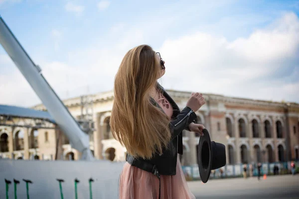 Дівчинка Подорожує Європейськими Стародавніми Містами Європи — стокове фото