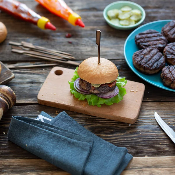 Mięso Burger Zbliżyć Kamiennym Tle — Zdjęcie stockowe