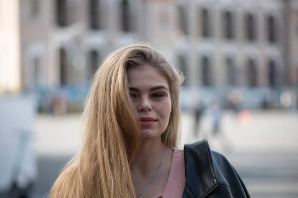 Retrato Jovem Loira Feliz Óculos Sol Com Cabelo Comprido — Fotografia de Stock