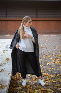 Güzel sarışının sonbahar portresi.