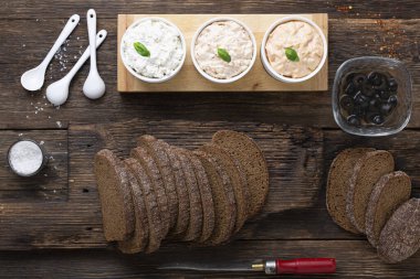 Tahta bir masada vejetaryen İspanyol tapas pintxos sandviçi pişirmek.