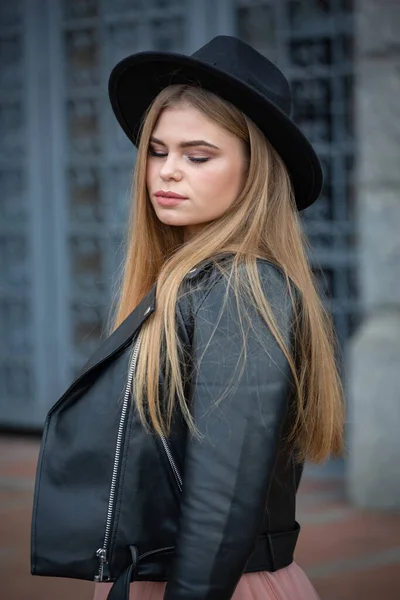 Girl Black Hat Posing Street Old City — Stock Photo, Image