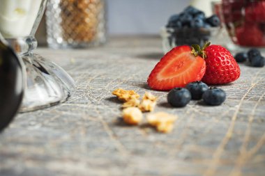 Uzun bardakta çilekli ve yabanmersinli dondurma.