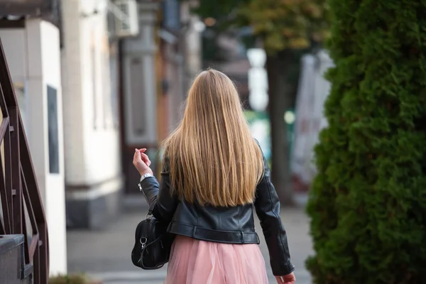 現代都市の路上で美しい笑顔の女の子 — ストック写真