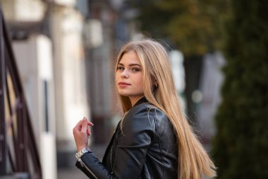 Sarışın öğrenci şehir caddesinde yürüyor