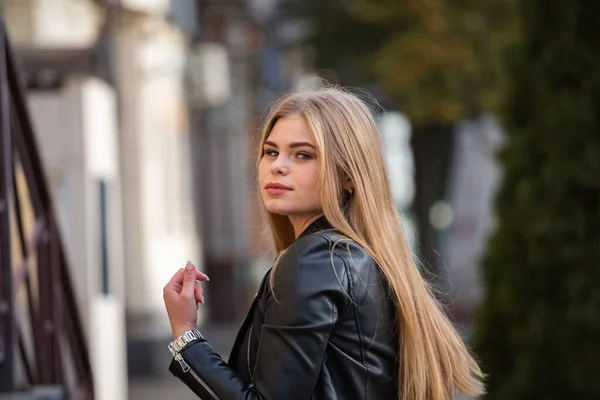 Блондинка Студент Ходить Міській Вулиці — стокове фото