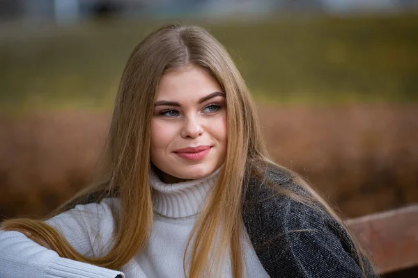 Blondes Mädchen Herbstpark Sitzt Auf Bank — Stockfoto