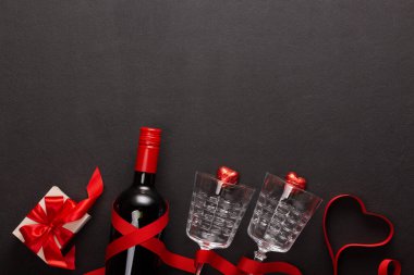 Şarap ve Sevgililer Günü hediyesi.