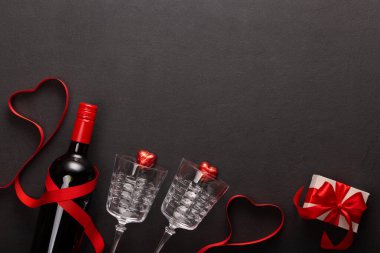 Şarap ve Sevgililer Günü hediyesi.