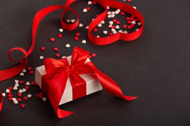 Şarap ve Sevgililer Günü hediyesi.