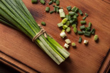 Mutfak tahtasında pirzola doğranmış.