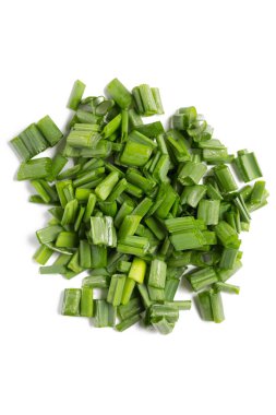 Beyaz arkaplanda yeşil soğan izole edildi