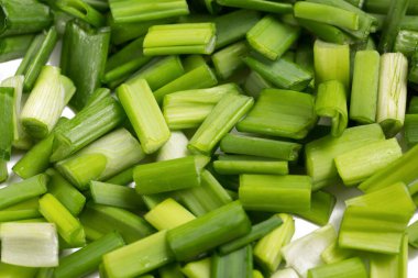 Beyaz arkaplanda yeşil soğan izole edildi