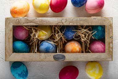 Saman dolu bir kutuda paskalya yumurtaları.