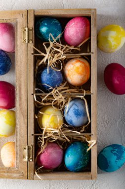 Kutuda samanlı Paskalya yumurtaları.