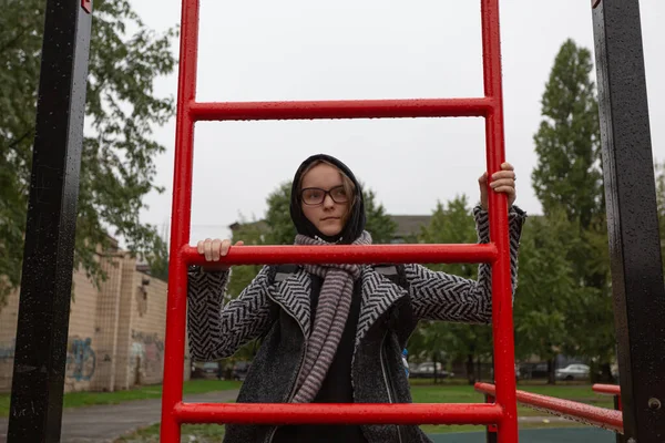 Teenager Herbstkleidung Auf Einer Straße Der Stadt — Stockfoto