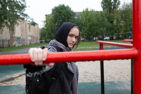 Teenager Herbstkleidung Auf Einer Straße Der Stadt — Stockfoto