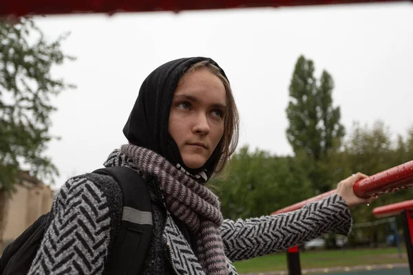 Teenager Herbstkleidung Auf Einer Straße Der Stadt — Stockfoto