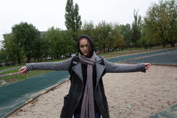 Teenager Herbstkleidung Auf Einer Straße Der Stadt — Stockfoto