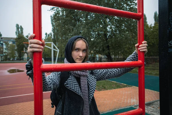 Teenager Herbstkleidung Auf Einer Straße Der Stadt — Stockfoto