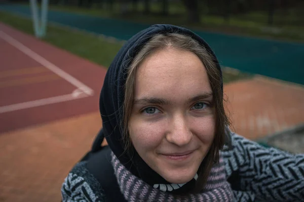 Teenager Herbstkleidung Auf Einer Straße Der Stadt — Stockfoto