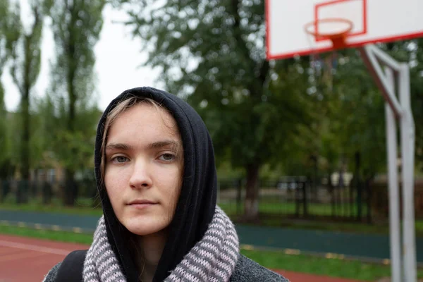 Adolescente Menina Roupas Outono Uma Rua Cidade — Fotografia de Stock